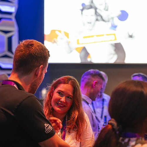 Mehrere Menschen unterhalten sich im Career Forum.