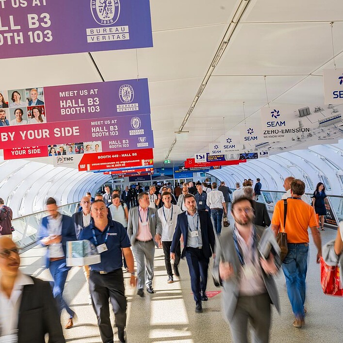 Viele Menschen auf dem Skywalk auf der Messe SMM in Hamburg.